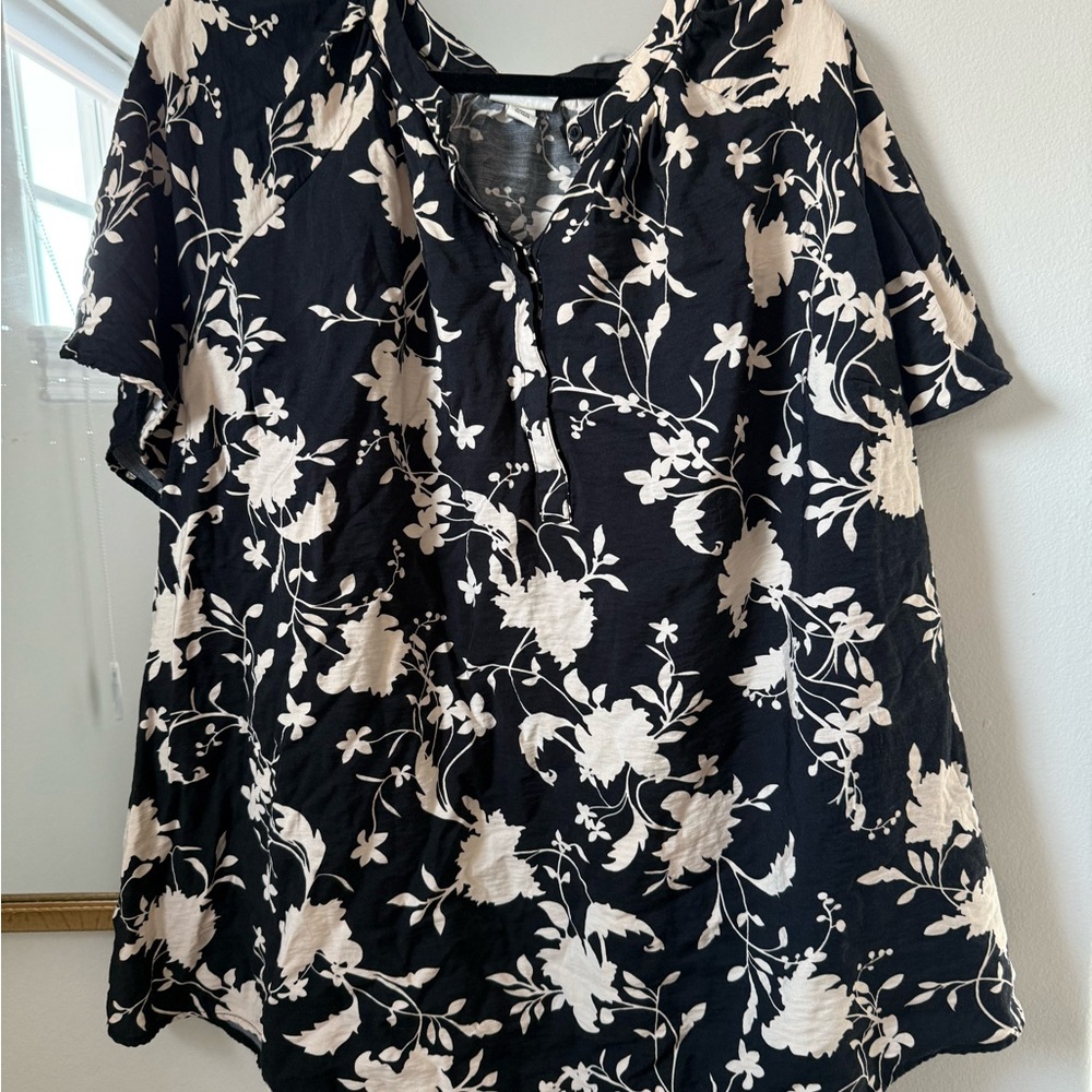 Plus Size Floral Black and White Women's Blouse